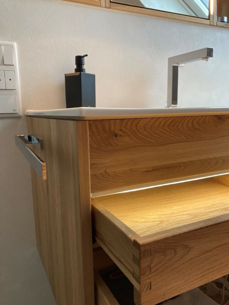 Badschrank Schubkasten